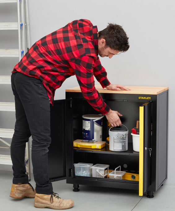 Armadio basso a due ante con piedini Stanley STST97595-1